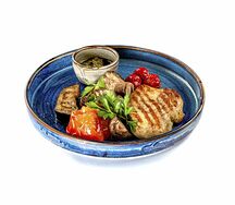 Медальоны из говядины с овощами гриль и перечным соусом