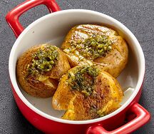 Обжаренный картофель с зеленым маслом