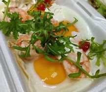 Яичница с креветками и творожным сыром