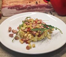 Яичница со cвинoй грудинкой и овощами