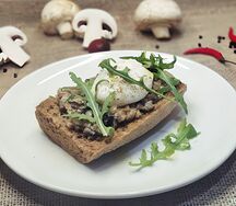 Тост с грибами и яйцом пашот