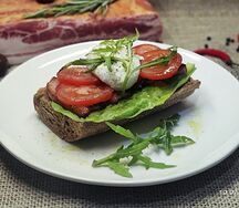 Тост со cвинoй грудинкой и яйцом пашот