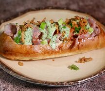 Утренний пирог с яичным кремом, беконом и соусом тартар