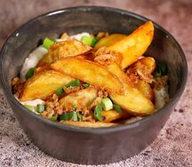 Картофельные дольки с соусом из бекона