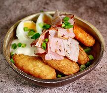Драники с яйцом, грудинкой и соусом из ряженки