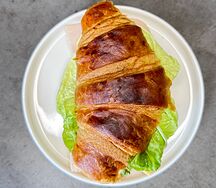Круассан с ветчиной, сыром и трюфельным соусом