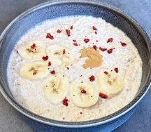 Каша овсяная с арахисовой пастой и бананом