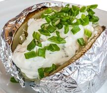 Картофель из печи с чесноком и зеленью