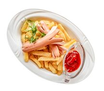 Вареная сосиска с картофелем фри
