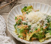Салат Цезарь с цыпленком и яйцом пашот