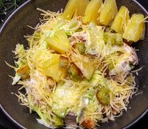 Салат с копченой курицей и ананасами