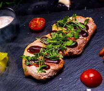 Стейк с соусом BBQ
