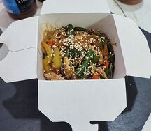 Wok c курицей овощами и соусом