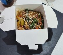 Wok c овощами и соусом