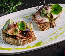 Брускетта с Пастрами, луковым вареньем и соусом айоли со вкусом тархун