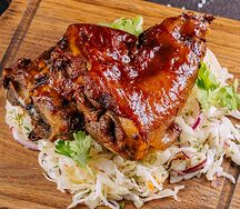 Свиная рулька с квашенной капустой