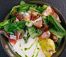 Салат с пармой, хурмой и артишоком