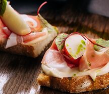 Брускетта с пармой и кремом из груши