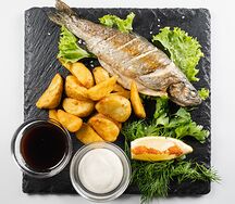 Форель радужная с запеченным картофелем