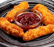 Сырные палочки с вишневым соусом