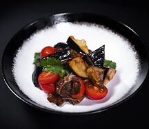 Салат с хрустящими баклажанами, томатами и древесными грибами