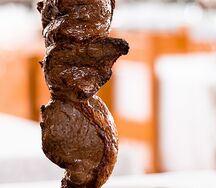 Шашлык из говяжьей печени в жировой сетке