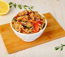 Вок с курицей, овощами и соусом