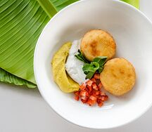 Сырники с соусом из сгущенки, с муссом из банана и свежей клубникой