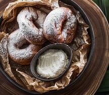 Пончики с соусом из сгущенки