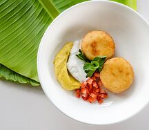 Сырники с соусом из сгущенки и банана