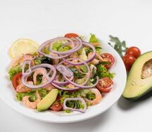 Салат с руколой, авокадо и креветками
