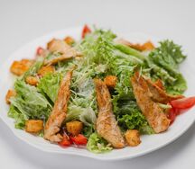 Салат Цезарь с куриной грудкой