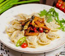 Пельмени из рубленной говядины с обжаренными овощами