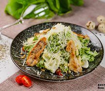 Салат Цезарь с куриной грудкой