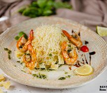Паста с тигровыми креветками и соусом Песто