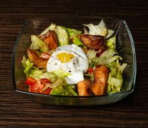 Теплый салат с лососем