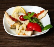 Судак припущенный с овощами и лососевой икрой