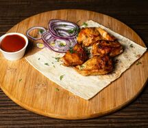 Шашлык из филе цыпленка с соусом и лавашом