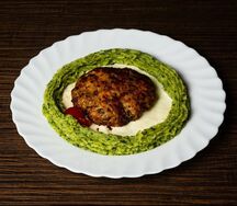 Котлета куриная с пюре, шпинатом и сырным соусом