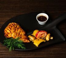 Куриный стейк с овощами