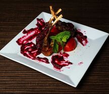 Каре ягненка под клюквенным соусом