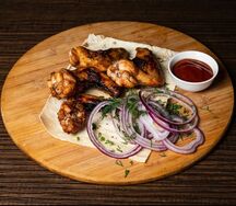 Хрустящие куриные крылышки на мангале с соусом и лавашом