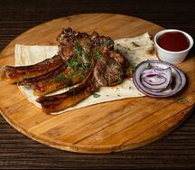 Шашлык из ароматной корейки баранины с соусом и лавашом