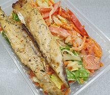 Запечённая рыбка с салатом