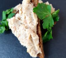 Тосты с рийетом из скумбрии