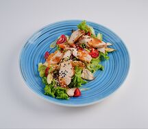 Тёплый салат с курицей и овощами
