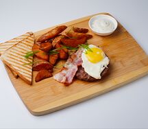 Бифштекс с яйцом и беконом