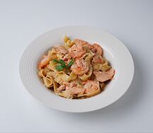 Феттуччине с креветками и лососем