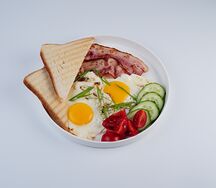 Глазунья с беконом