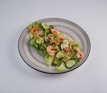 Салат с креветкой, лососем и авокадо